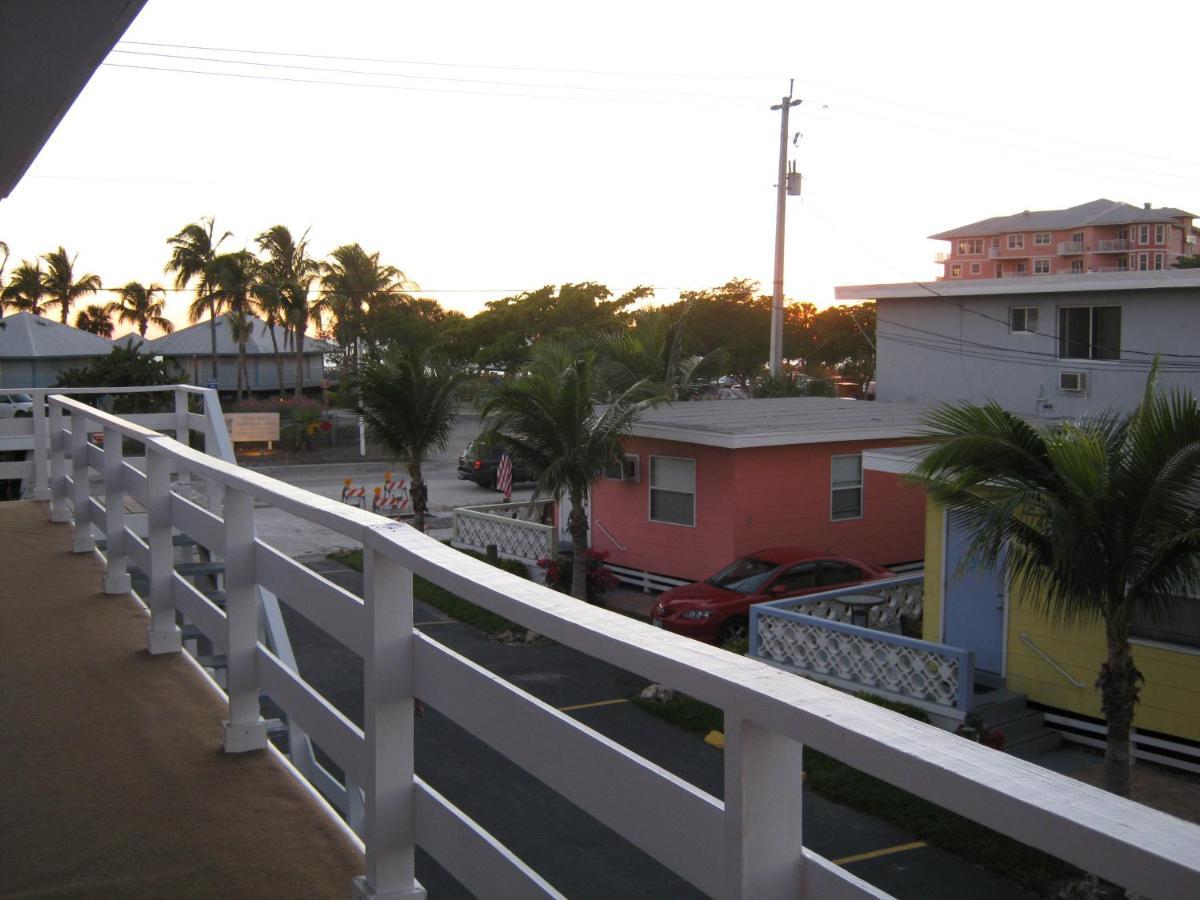 The Holiday Court Villas And Suites Fort Myers Beach Exteriör bild