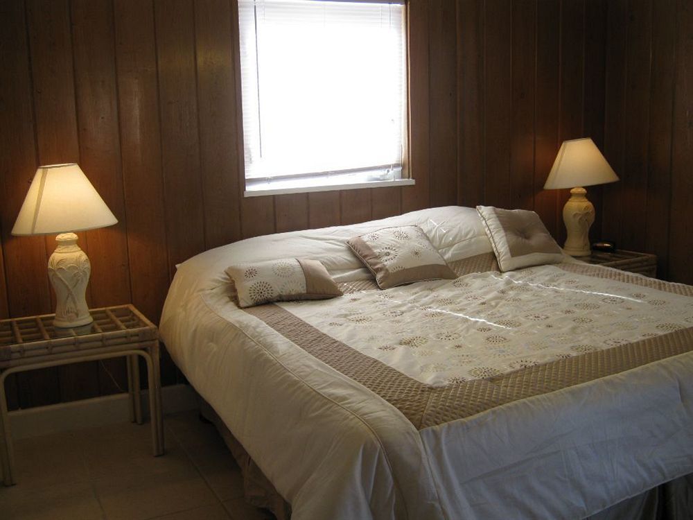 The Holiday Court Villas And Suites Fort Myers Beach Exteriör bild