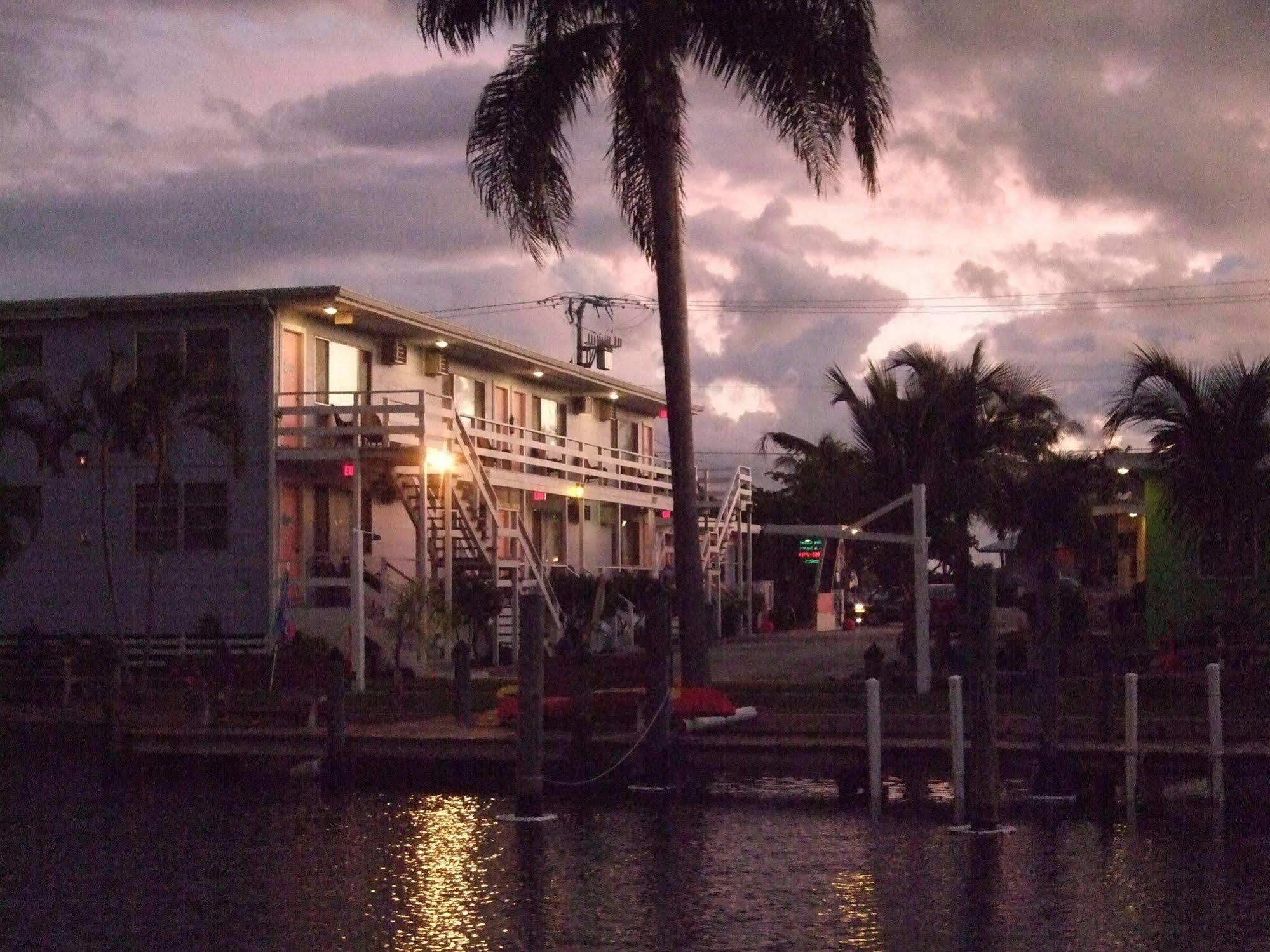 The Holiday Court Villas And Suites Fort Myers Beach Exteriör bild