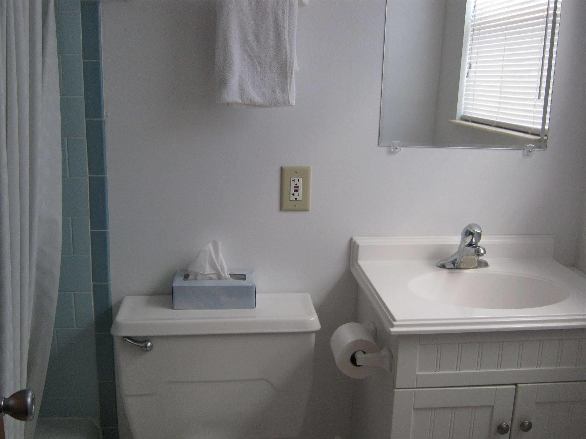The Holiday Court Villas And Suites Fort Myers Beach Exteriör bild