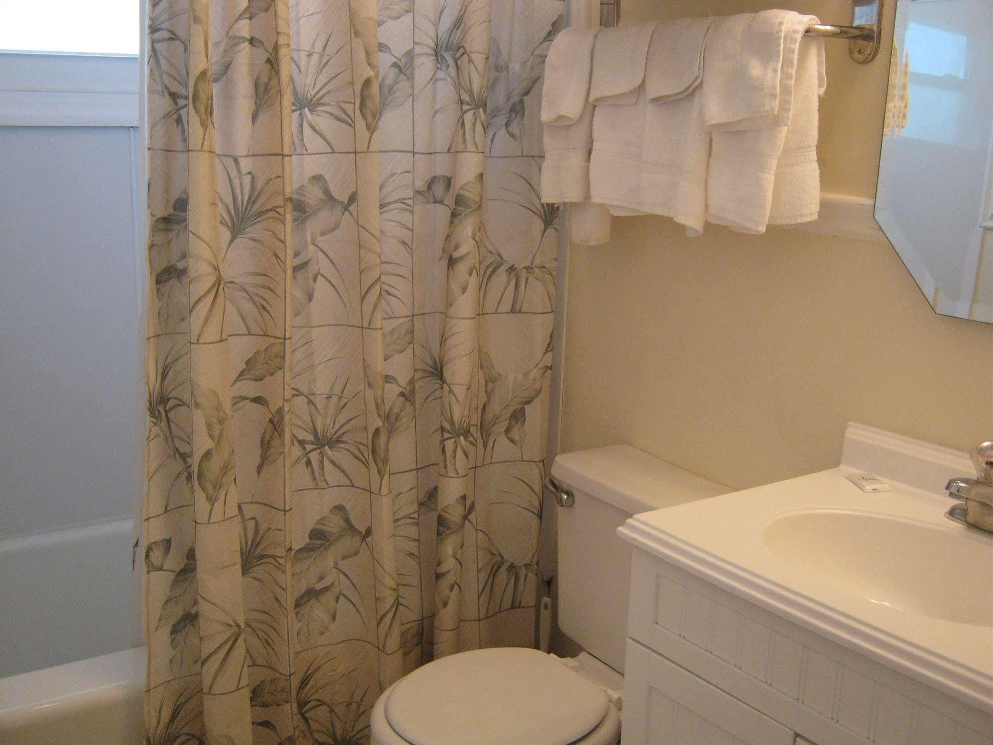 The Holiday Court Villas And Suites Fort Myers Beach Exteriör bild
