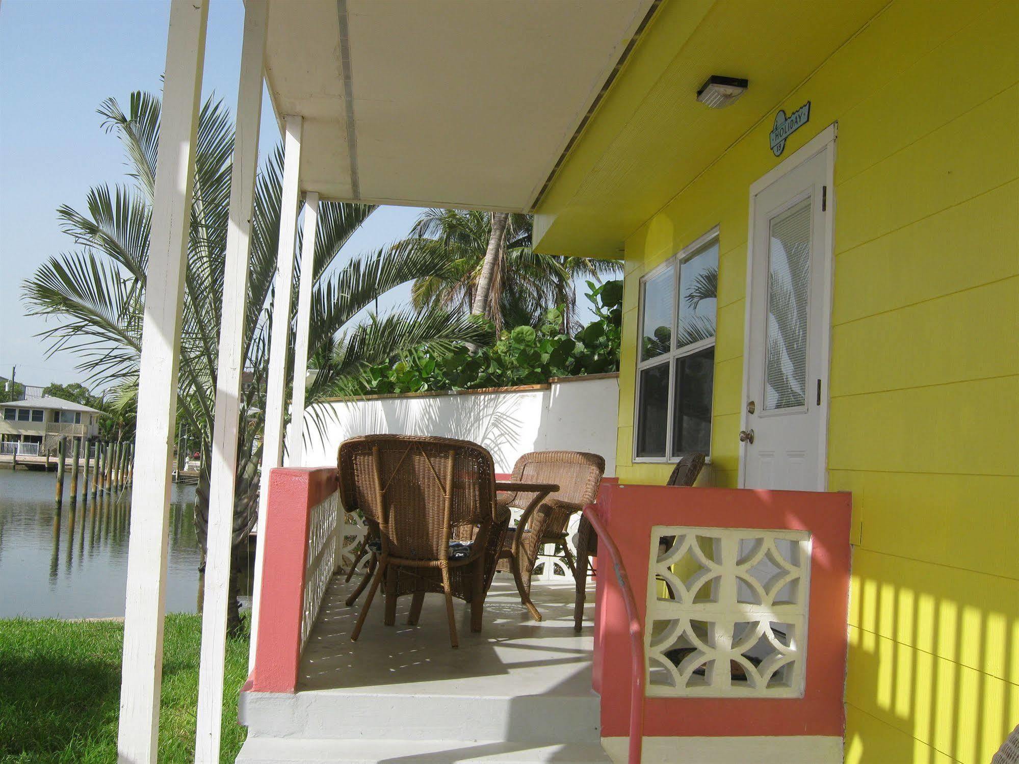 The Holiday Court Villas And Suites Fort Myers Beach Exteriör bild