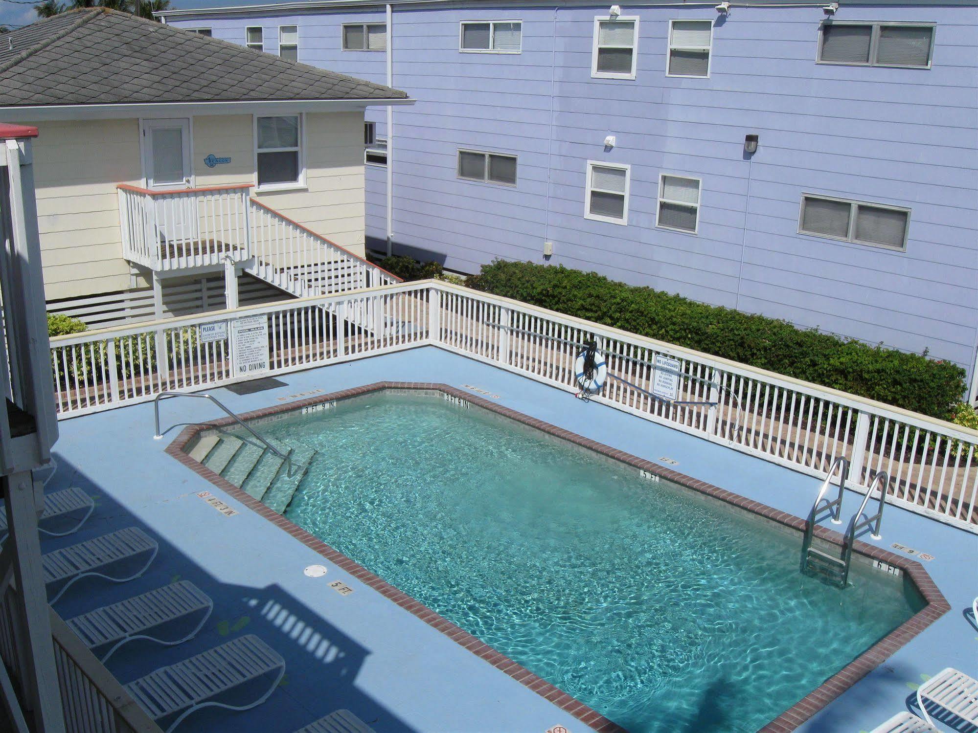 The Holiday Court Villas And Suites Fort Myers Beach Exteriör bild