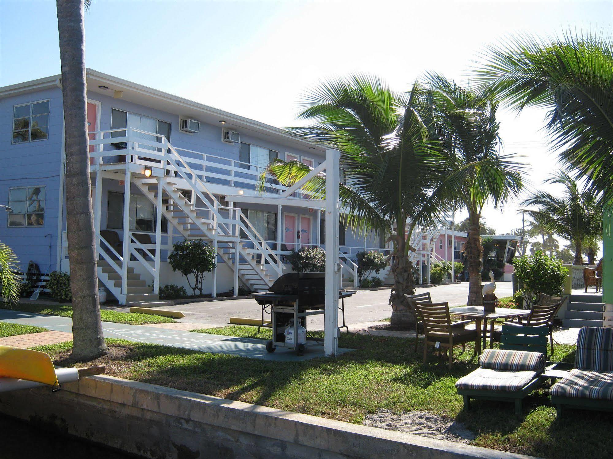 The Holiday Court Villas And Suites Fort Myers Beach Exteriör bild