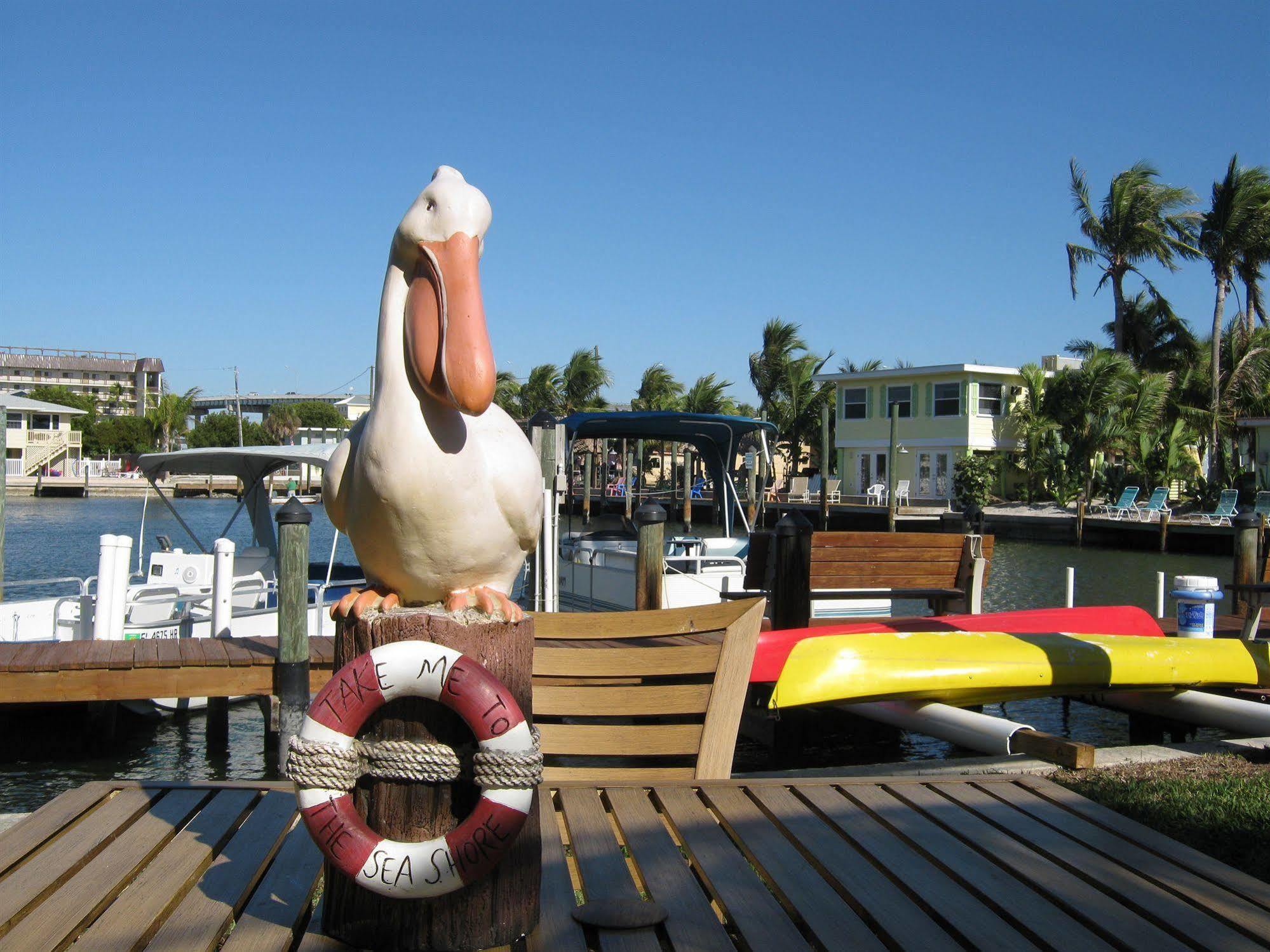 The Holiday Court Villas And Suites Fort Myers Beach Exteriör bild