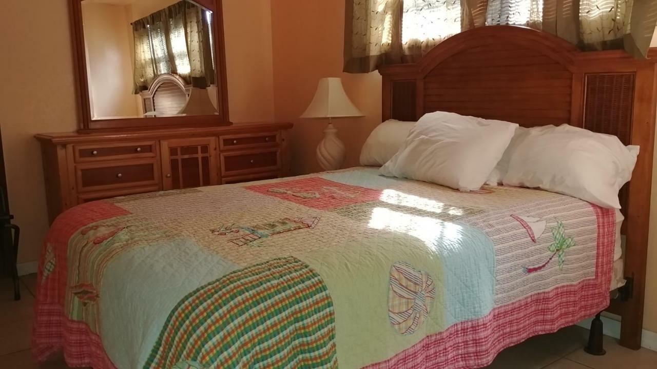 The Holiday Court Villas And Suites Fort Myers Beach Exteriör bild