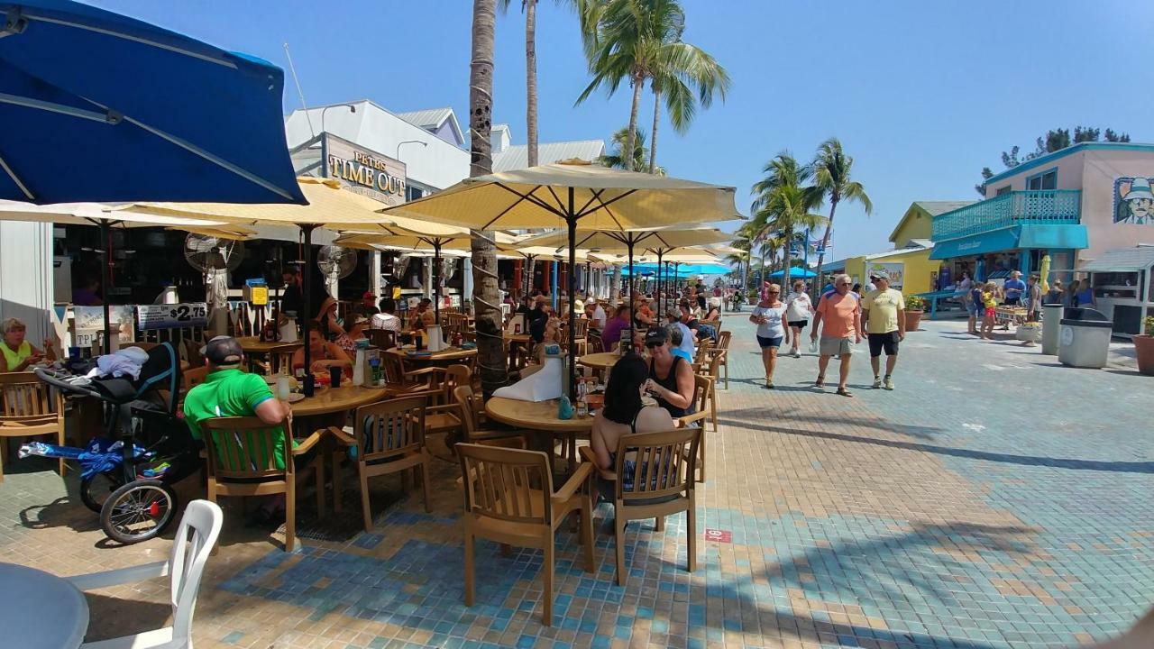 The Holiday Court Villas And Suites Fort Myers Beach Exteriör bild