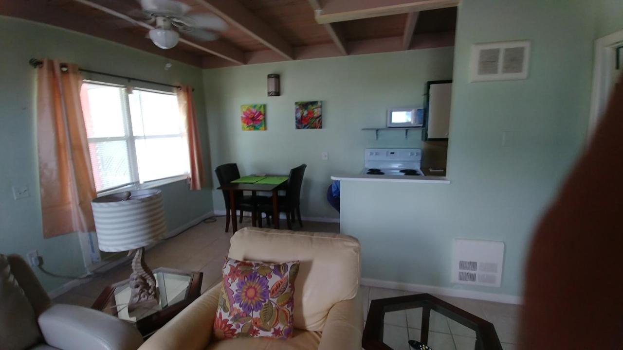 The Holiday Court Villas And Suites Fort Myers Beach Exteriör bild