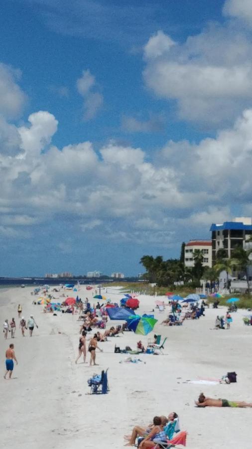 The Holiday Court Villas And Suites Fort Myers Beach Exteriör bild
