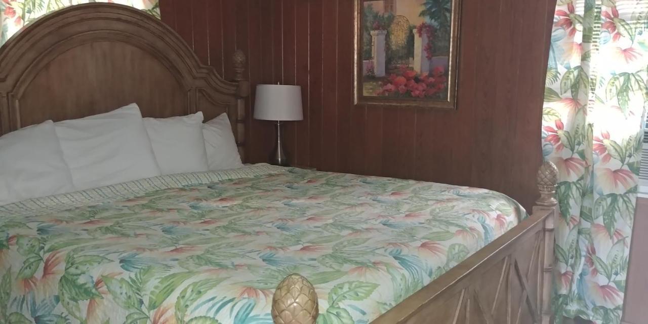 The Holiday Court Villas And Suites Fort Myers Beach Exteriör bild