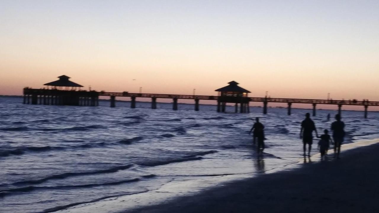 The Holiday Court Villas And Suites Fort Myers Beach Exteriör bild